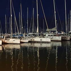 Der Yachthafen by night