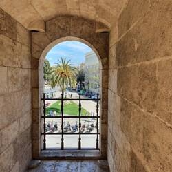 Blick durchs Fenster auf Valencia