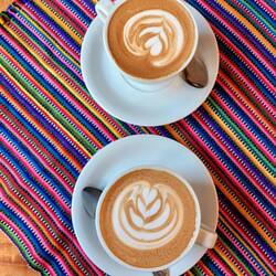 Cappuccino auf handgewebter Servilletta Típica ☕️