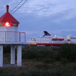 Am späten Abend kommen die Hurtigruten zu Besuch.