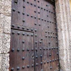 Les portes de Carthagène : plus le nombre de clous est important plus on montre qu'on est riche