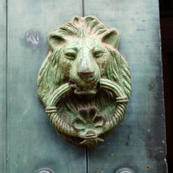 Les portes de Carthagène : l'animal symbolisant la fonction ou le titre du propriétaire