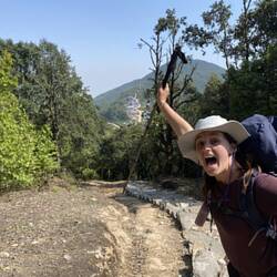 רואים מרחוק את קוטמסאנג הכפר האחרון של הטרק!