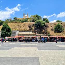 Markt, Pyramide und Kirche