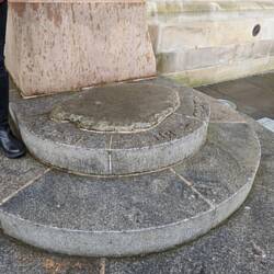 Gossip stone