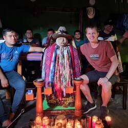 Gegen Gebühr darf Maximón auch fotografiert werden 🤠