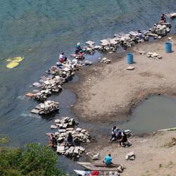 Manche Wäsche wird noch im See gewaschen 🧺