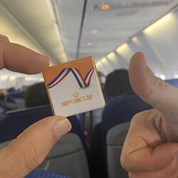 Un chocolat pour l'anniversaie du Roi mais surout un avion qui décolle !