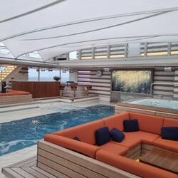 Beheizter Pool mit Gegenstromanlage.