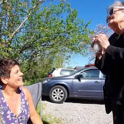 Sie sagt, dass sie uns später zum Kaffee einläd. Schade, habe ich nicht verstanden.