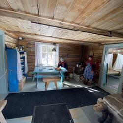 Typisches Haus einer Familie ( links Elternschlafzimmer-rechts Sommer Kinderzimmer/Winterspeicher