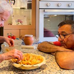 Mui watching and waiting while mom carefully places the apple slices — İzmir, Turkey.
