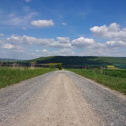 Weg nach Bisperode am Flugplatz vorbei