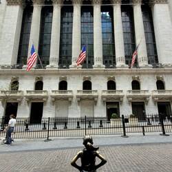Fearless Girl vor dem Stock Exchange Gebäude (Börse)