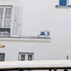 Space Invaders pixel art that shows up around Paris