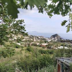 Blick vom Hotel auf Sant'Angelo und Capri