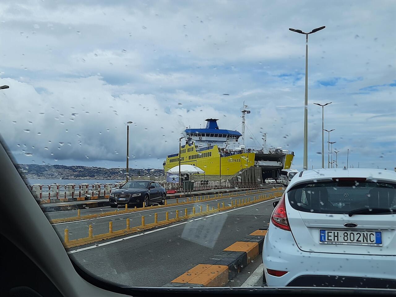 Warten im Regen auf die Überfahrt nach Messina