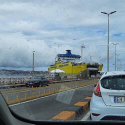 Warten im Regen auf die Überfahrt nach Messina