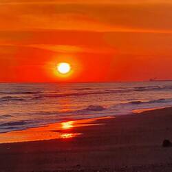 Wenn rot wie Rubin die Sonne im Meer versinkt