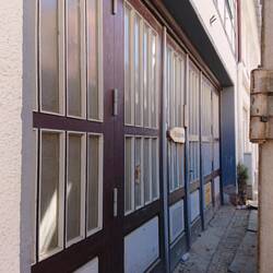 Sogar noch mit Falttoren. Soll leider abgerissen werden.