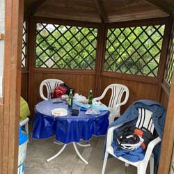 Überdachte Stühle, überdachter Tisch