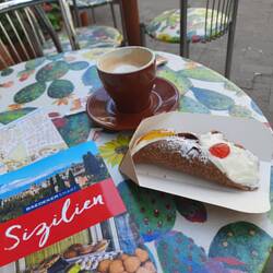 Abseits der Touri-Zone. Frisches Backwerk mit Zitronencreme. Bellissimo!