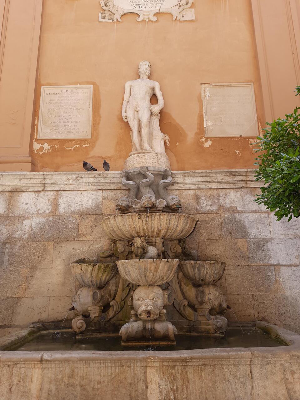 Der Saturnbrunnen aus dem Jahr 1342