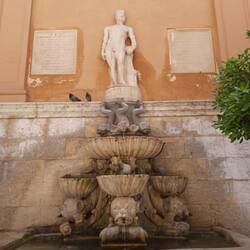 Der Saturnbrunnen aus dem Jahr 1342