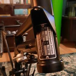 Auch das Typenschild ist wieder passend schön.