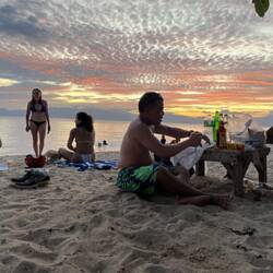 רוג׳ר הפיליפיני עם סרינה האיטלקית ומון המקסיקנית