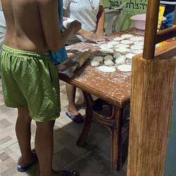 ליסה לומדת להכין פיתות וחלות