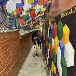 הדס בכניסה למלון היוג