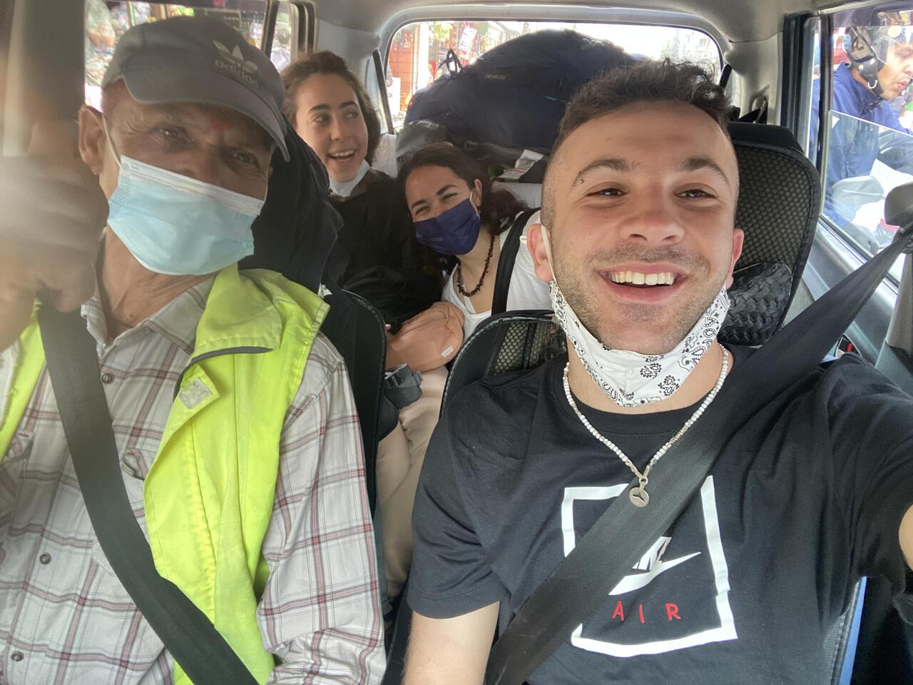 מאי, הדס ואנוכי במונית ל׳מלון יוג׳