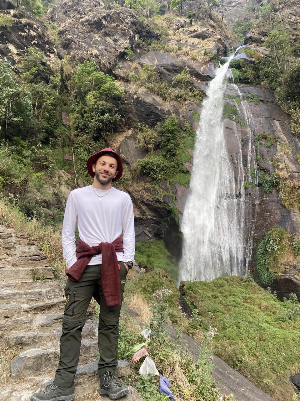 ביום הראשון השקמתי קום ויצאתי למפל בקרבת בייסיסאר יחד עם תומר ההודי ופוני. מליארד חמש מאות מדרגות