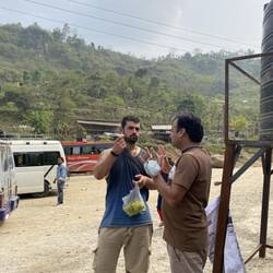 פוני והענבים בעצירה בדרך