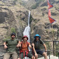 ממתינים שהאבנים יפסיקו להתגלגל