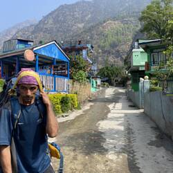 קרישנה בכפר בוא ירדנו למעיין החם