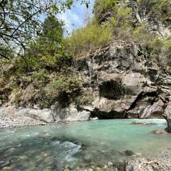 המפל והמעיין של מי השלגים