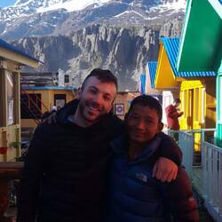 דיל, בחור פצפון בן 30, שהיה פורטר של אחד החברים, והוא עשה את המסלול עם כפכפים. הוא גם היה המתורגמן.