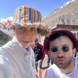 הדס עם כובע הדחליל שעף לאחד הנהרות קצת אחרי התמונה