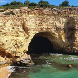 Durch diese Höhlen fahren Sie mit Ausflugsbooten