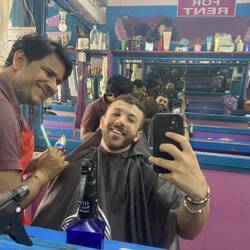 זה הספר הכי טוב ומקצוען שפגשתי בחיים. הוא עבד על התספורת שלי שעה וחצי ולא השאיר שערה אחת לא במקום!