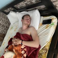 זוהר שהפך לחברי ולשותפי לחדר. בעלת ההוסטל הציעה חדר זוגי במחיר נמוך אז הלכנו על זה