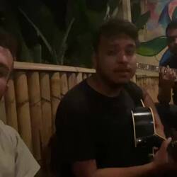 אילצתי את הבחור הנל להצטרך לשולחן שלנו ולעשות איתנו שירה בציבור