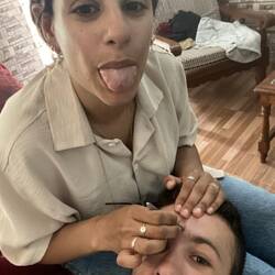 קוסמת שהצליחה תוך דקה להפוך גבה אחת לשתיים