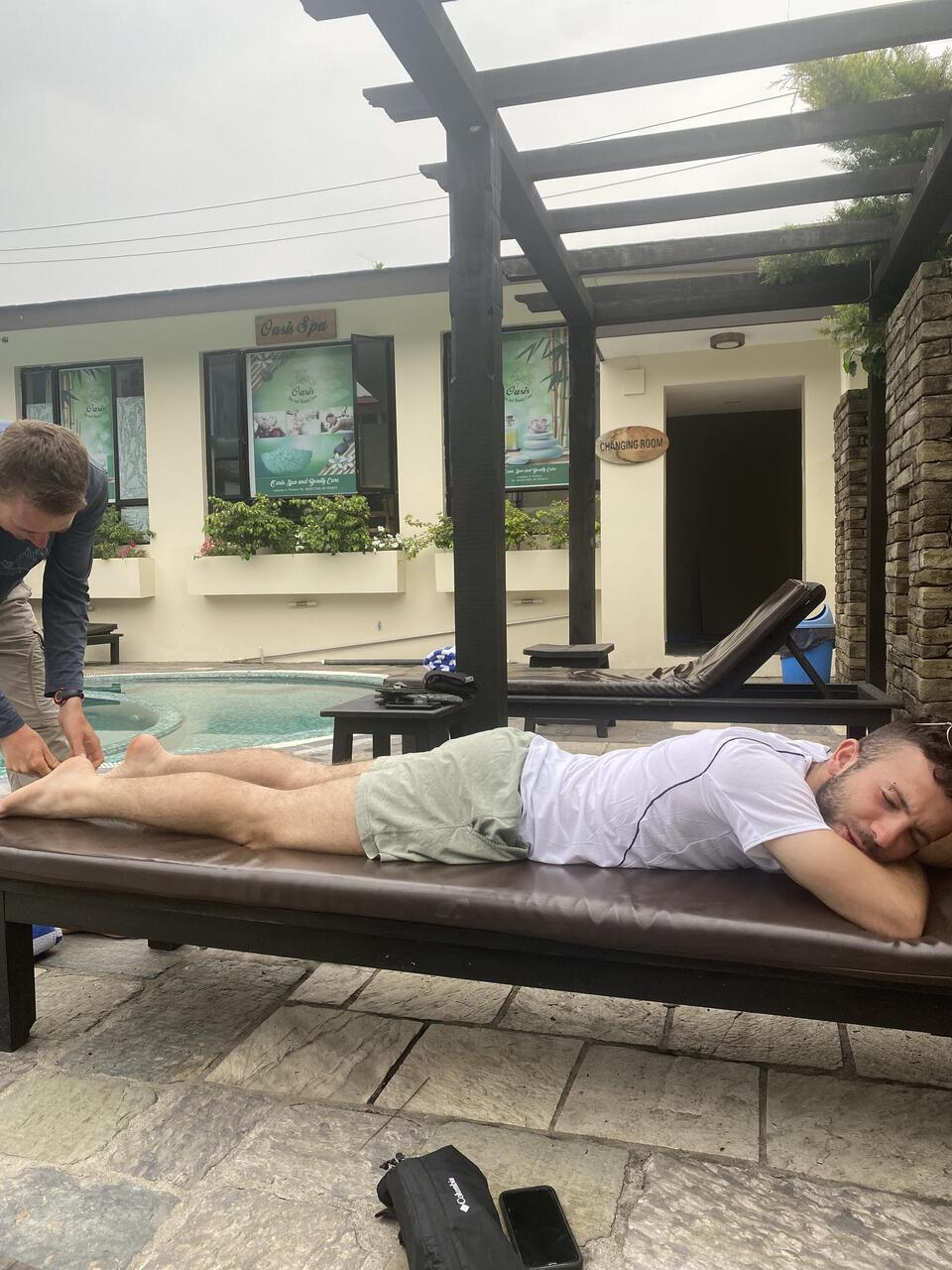 אחרי האנפורנה מתפנקים במסאג וזוהר מתרגל טכניקות עליי