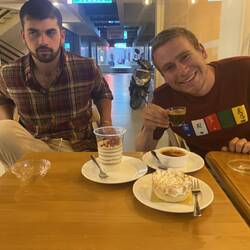 לפני יום העצמאות הנפאלי בדקנו קונדיטוריה מקומית