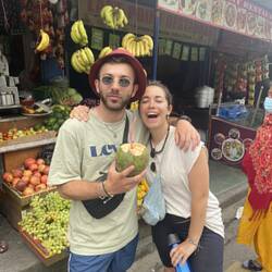 אנחנו נראים מבסוטים אבל המיץ קוקוס מחריד ברמות הכי קשות