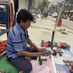 הסנדלים נקרעו לגמרי, הלכנו לסנדלר מקומי וזו הייתה חוויה מרתקת לראות איך הוא עובד