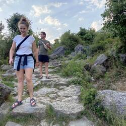 רועי ואנוכי מנסים להסביר לאיילת בפעם החמישית איך מגיעים מדרמקוט לבאגסו